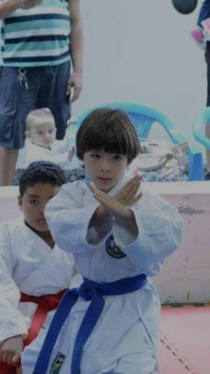 Miguel ainda criança treinando karatê