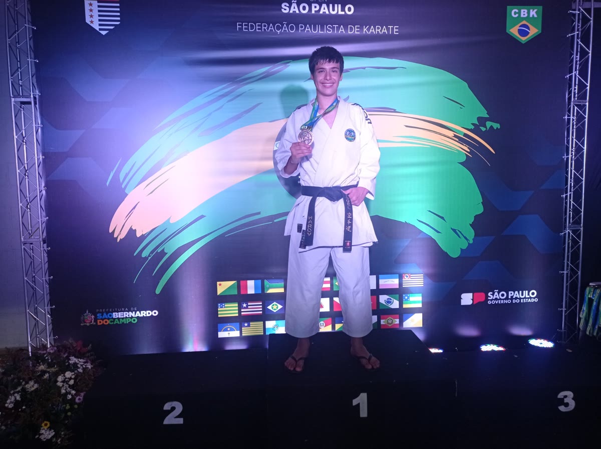 Miguel no bloco número 1 do pódio do Campeonato Brasileiro